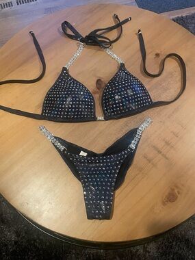 Black Crystal-Studded Women’s Bikini Set with Rhinestone Accents